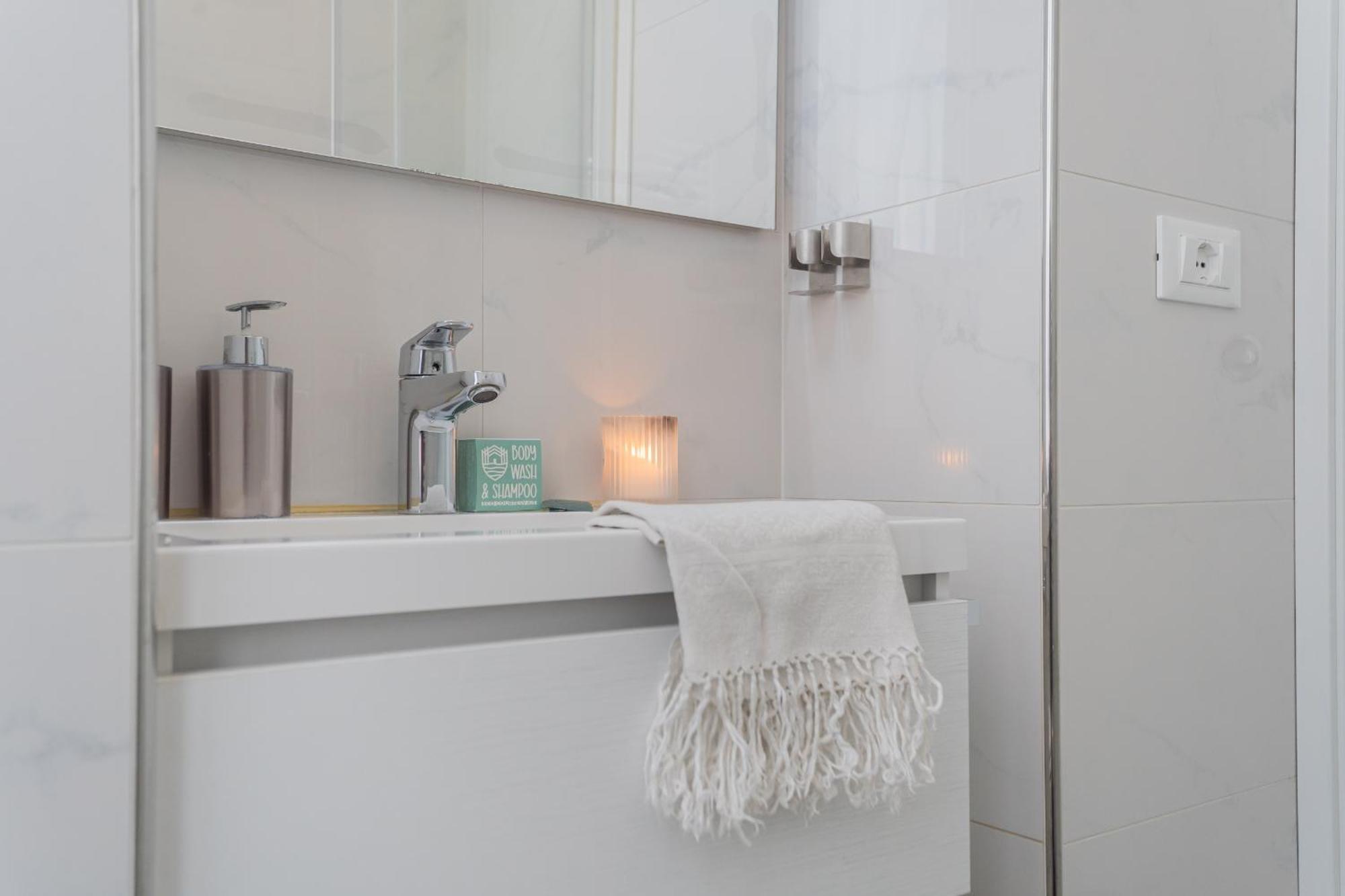 Old Court Hideaway By Rent All Como Exteriör bild